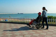 苏州八旬老人推轮椅带老伴游中国(为了方便推轮椅带老伴出门)